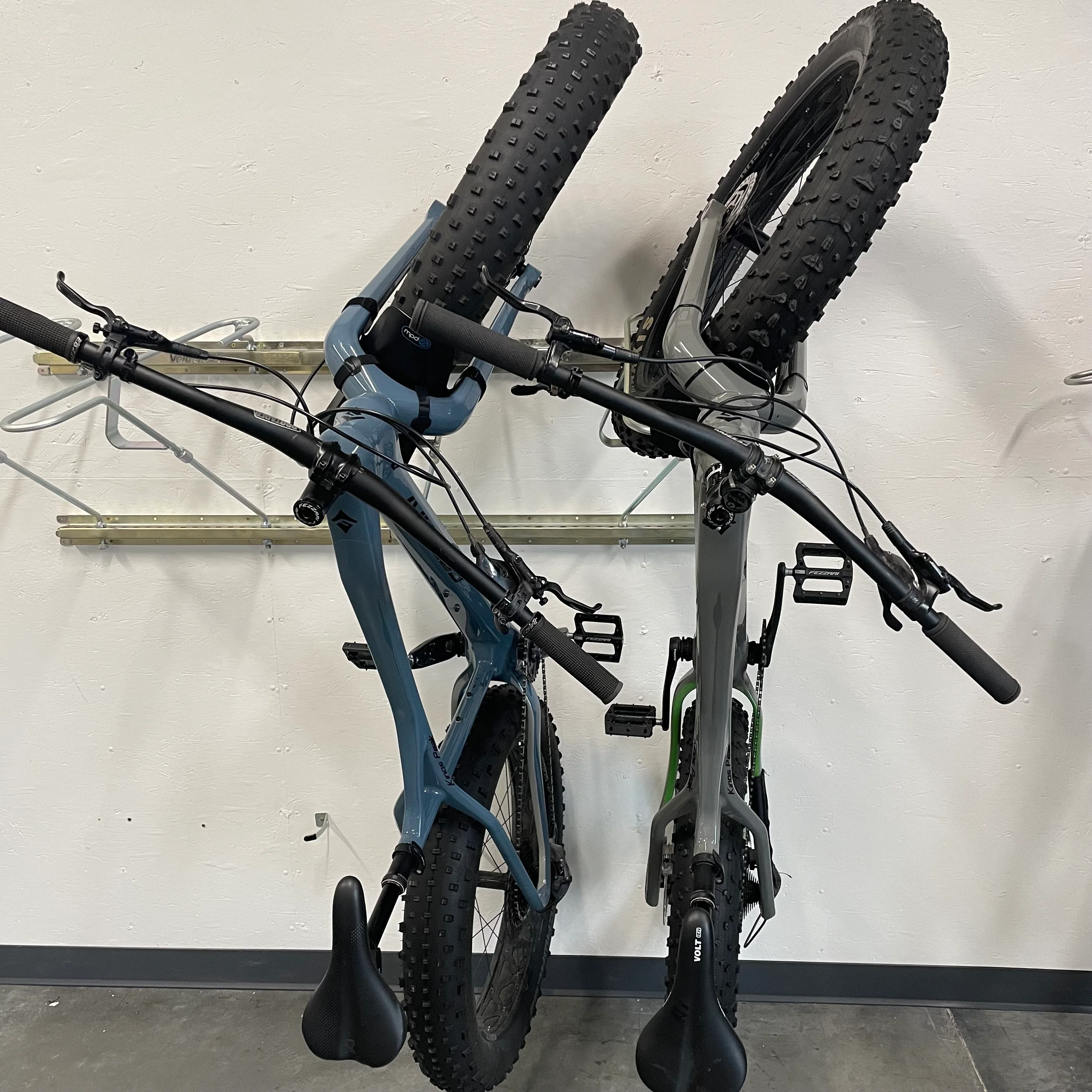 Fat Tyre Tilt & Pivot Garage Bike Rack - Image 3